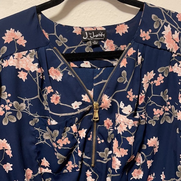 Beautiful blouse - Picture 2 of 4